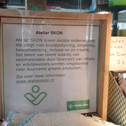 De SKON vitrine staat weer in bij Kringloop winkel de Kempen